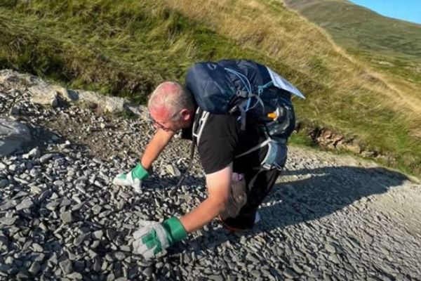 両足を失った英男性が山登りに挑戦、這い続けて山頂に到達