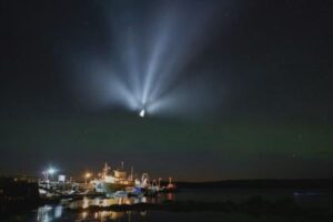 オーロラの輝く夜空に白い光が出現、不思議な模様を描く