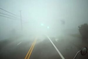 長さ16メートルのトレーラーも横転、竜巻の恐ろしさを伝える動画