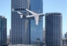 オーストラリア空軍の輸送機がビルの近くを低空飛行、コックピット内の映像も公開