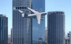 オーストラリア空軍の輸送機がビルの近くを低空飛行、コックピット内の映像も公開