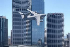 オーストラリア空軍の輸送機がビルの近くを低空飛行、コックピット内の映像も公開