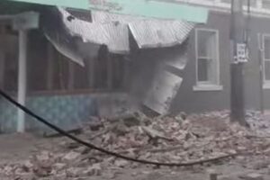 オーストラリアでM5.9の地震が発生、建物が揺れ、瓦礫も道路に散乱