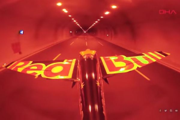 「レッドブル」のパイロットがトンネル内を高速飛行、ギネス世界記録に認定