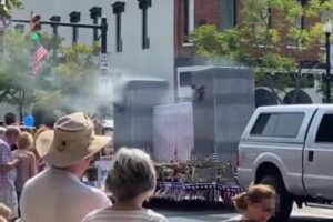 同時多発テロの追悼パレード、穴の開いたビルの模型に批判が殺到