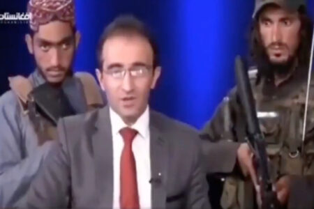 アフガニスタンのアナウンサー、武装タリバン兵に囲まれニュース放送