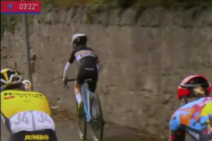 自転車プロレース「ツアー・オブ・ブリテン」で、飛び入り少年が先頭に立つ