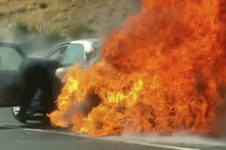 燃え盛る車、脱出できない老夫婦、通りがかりの人が命がけで救出【動画】