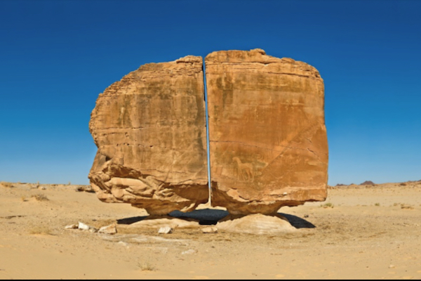 まるでレーザーで切ったよう、サウジアラビアの古代の岩が不思議