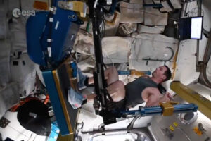 無重力で鍛えるISSの飛行士は、こんなトレーニングマシンを使っている【動画】