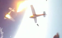 パラシュートで脱出直後にセスナ機衝突炎上、ボディカメラの映像が壮絶