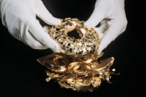 物好きアーティストがアボカドベーグルサンドを18金で再現、その動画に目が飛び出る