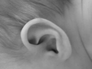 赤ん坊に勝手にピアスの穴を開けた母、父激怒するもネットでは賛否両論