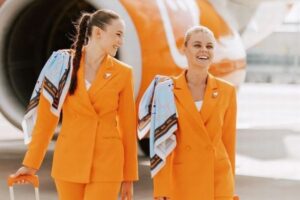 ウクライナの航空会社、CAの制服にズボンやスニーカーを採用