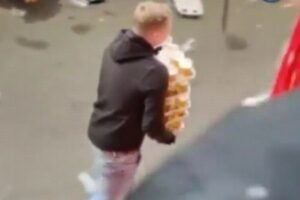 マジか!サッカー・スタジアムで48杯分のビールを運ぶ若者が目撃される