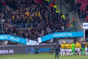 サッカーの観客席が崩壊してもサポーターは大喜び、勝利を祝い続ける