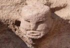 トルコにある人間の頭が彫られた遺跡、儀式で使われていた可能性