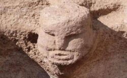 トルコにある人間の頭が彫られた遺跡、儀式で使われていた可能性