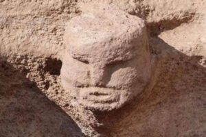 トルコにある人間の頭が彫られた遺跡、儀式で使われていた可能性