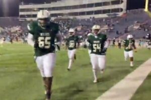 高校生のアメフトの試合中に銃声、スタジアム内も大混乱【動画】