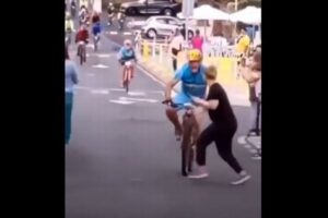 自転車レースでゴール直前、先頭の選手が観客と衝突、優勝を逃す