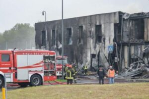 イタリアで億万長者が乗った小型飛行機が墜落、建物に衝突し8人が死亡