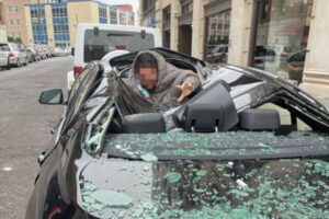 【奇跡】自殺しようと9階から飛び降りた男性、車の屋根に落ち、一命を取り留める