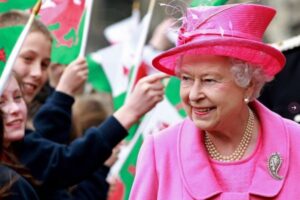 「イライラする」気候変動問題に関するエリザベス女王の言葉をマイクが拾う