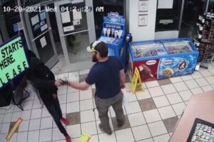 まるで映画のよう！元海兵隊員が素早い動きで、強盗から銃を奪う【動画】