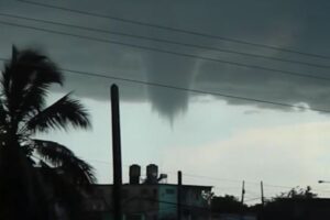 目撃者もびっくり！キューバの沿岸に巨大な水上竜巻が出現