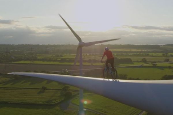 風力発電のブレードの上で自転車に乗る男性の動画に驚愕