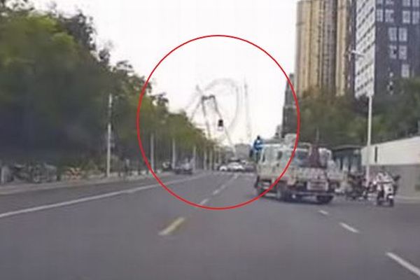 中国の福建省で巨大観覧車が崩壊、ぐにゃりと崩れる動画が恐ろしい