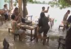 【タイ】水に浸かりながら食べるお店、お客が集まり人気スポットに