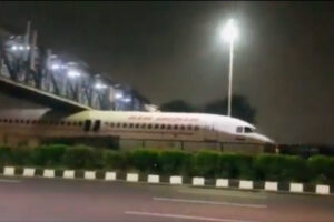 なぜこんなことに?歩道橋の下に飛行機が引っかかってしまう【インド】