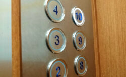 禁断の技、エレベーターの「閉」ボタンを押し続けていると、全階開かずに通過する!?