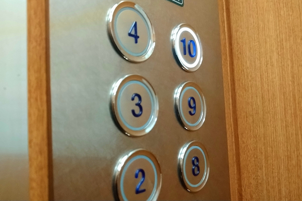 禁断の技、エレベーターの「閉」ボタンを押し続けていると、全階開かずに通過する!?