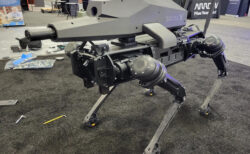 兵器の展示会「アーミー・トレード・ショー」で発表された、狙撃用四足歩行ロボットが恐ろしい