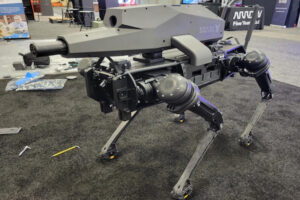 兵器の展示会「アーミー・トレード・ショー」で発表された、狙撃用四足歩行ロボットが恐ろしい