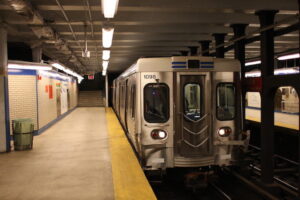 ホームレス男性が電車内で乗客女性をレイプ、他の客は助けず動画を撮る者も【アメリカ】