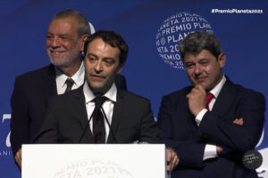 著名女性作家の正体、文学賞授賞式で3人のおじさんだったと判明【スペイン】