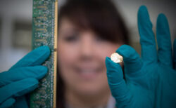 イギリス王立造幣局が最新技術でスマホから金銀を回収