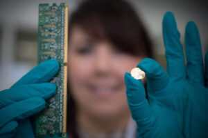 イギリス王立造幣局が最新技術でスマホから金銀を回収