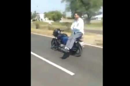 後部座席に人が乗り勝手に走行、インドのバイク動画が不思議