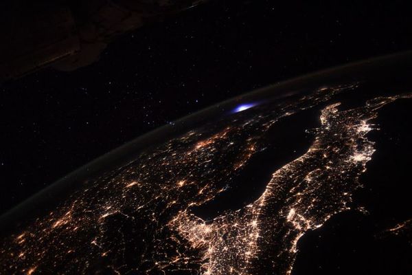 ISSの宇宙飛行士がヨーロッパの上空で、爆発のような青い光を撮影
