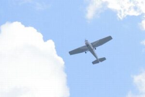 「僕と結婚してくれませんか？」プロポーズのバナーをつけた飛行機が墜落、1人死亡