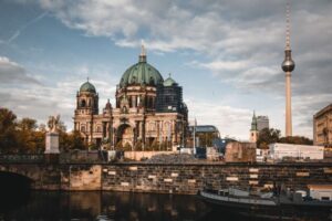 ドイツで新型コロナの感染が徐々に拡大、1日の新規陽性者が2万3000人