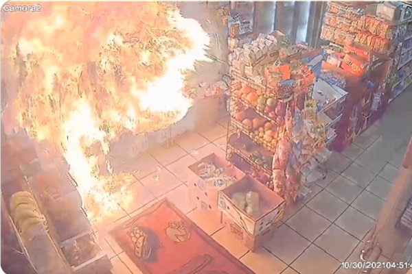 【動画あり】狭い店内に火炎瓶が投げ込まれた！ さらなる被害を食い止めたヒーロー