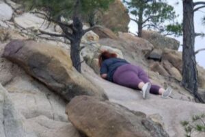 「滑っても破れないわ！」女性の体を張ったレギンスのレビューが話題に