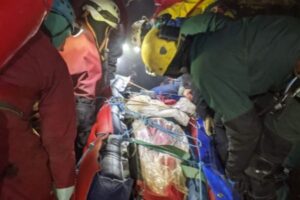 イギリスの巨大洞窟で遭難した男性、大規模なレスキュー活動により生還