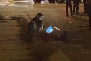 事故現場で撮影された1枚の写真、消防士が少女に読み聞かせする姿が素敵